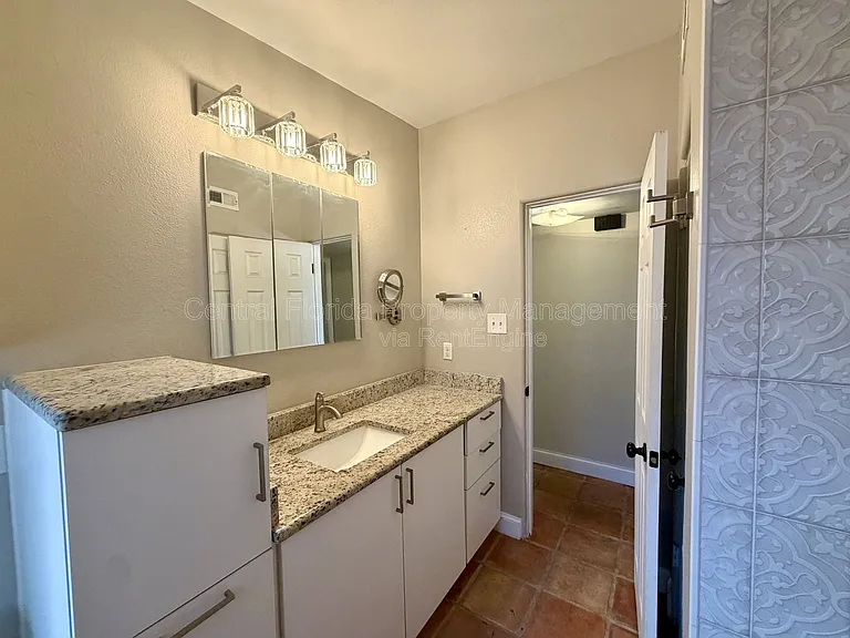2619 E Washington St — Photo 19