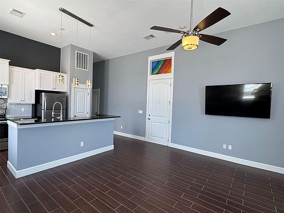 4th image of 2901 Lee St Unit 2