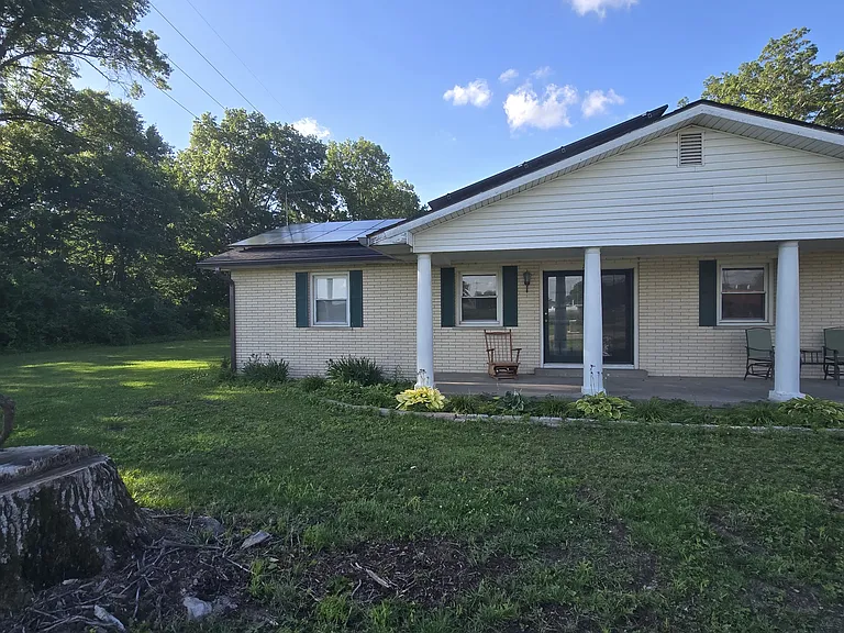 715 W Broadway St — Photo 11