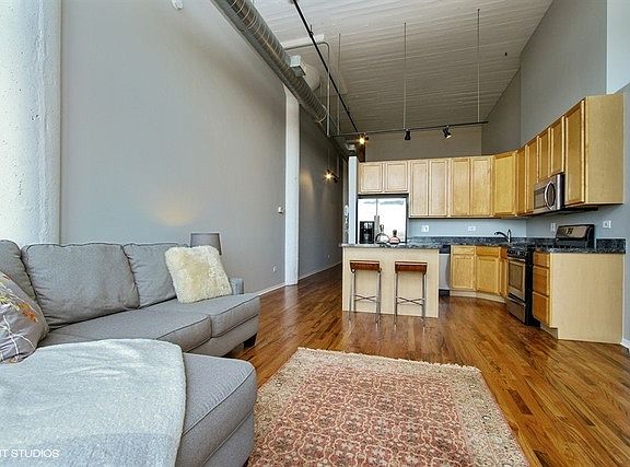 5th image of 1934 N Washtenaw Ave APT 412