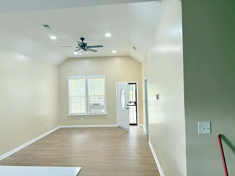 719 Marsh Ave — Photo 3