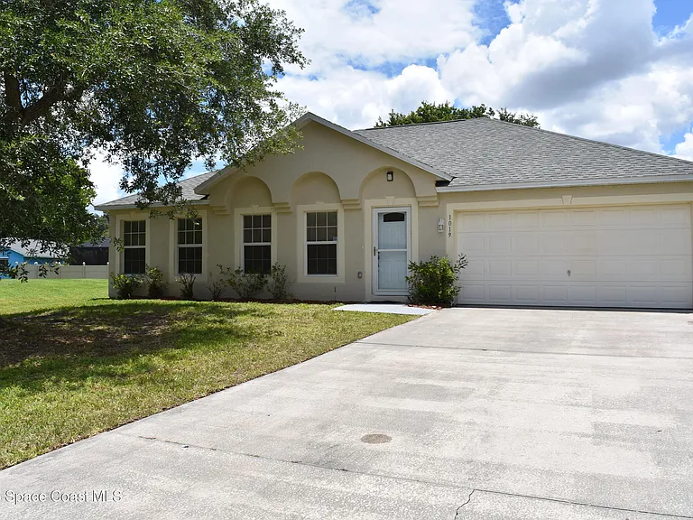 1019 Early Dr NW — Photo 1