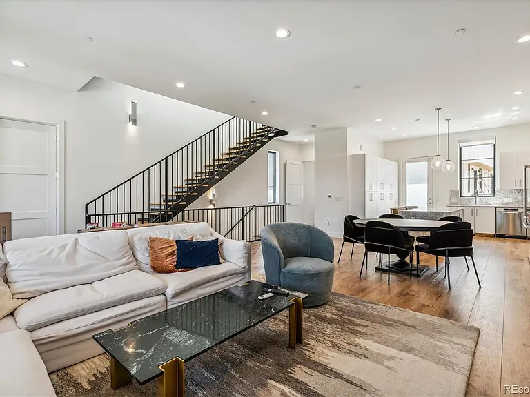 4294 E 8th Pl — Photo 10