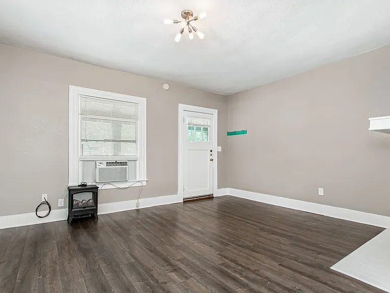 5736 Worth St — Photo 6