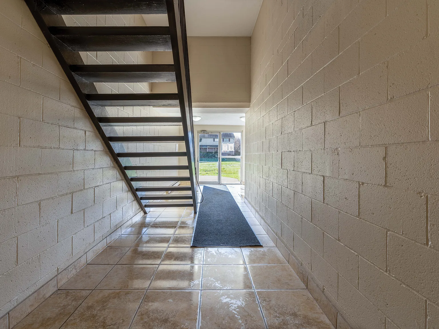 Georgian Manor Apartments — Photo 4