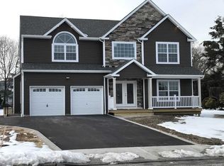 39 Mobrey Ln, Smithtown, NY 11787