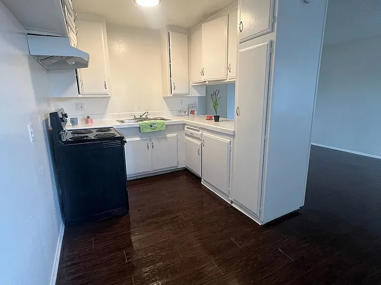 508 S Victoria Ave — Photo 5