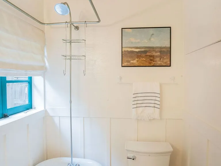 Guest Bathroom - Upper Level