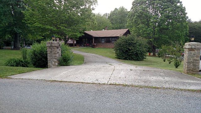 2nd image of 2435 Hunters Ln