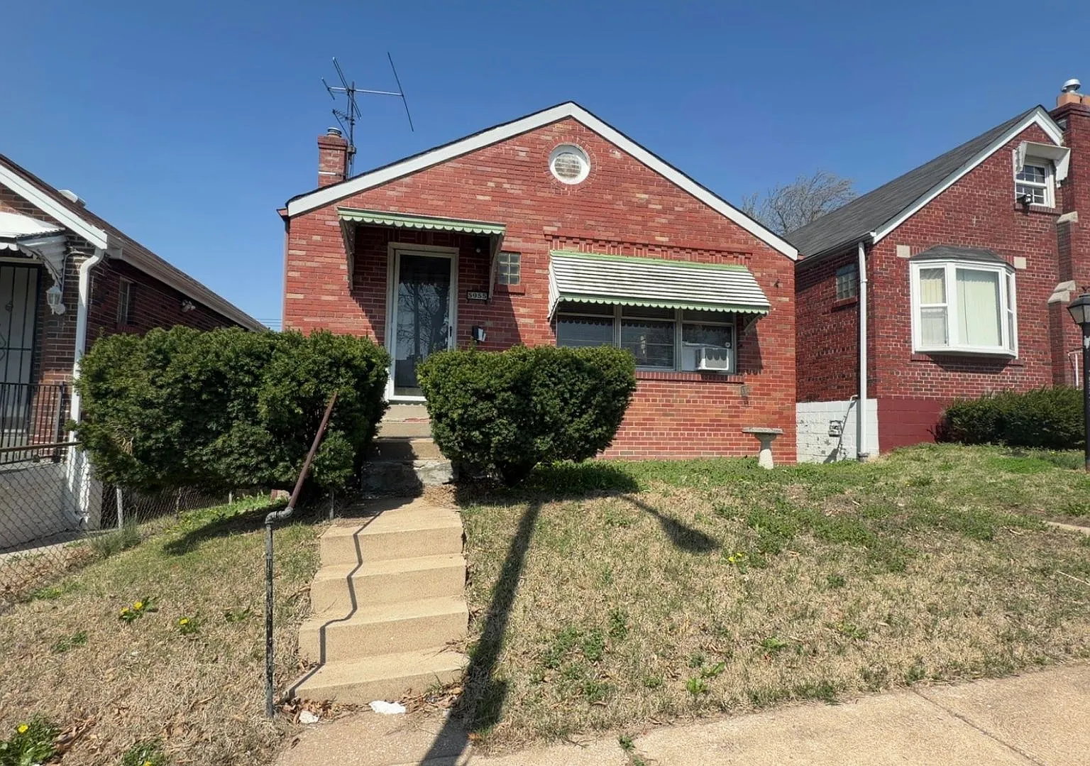 Beautiful 2 Bed 1 Bath For Rent! — Photo 1