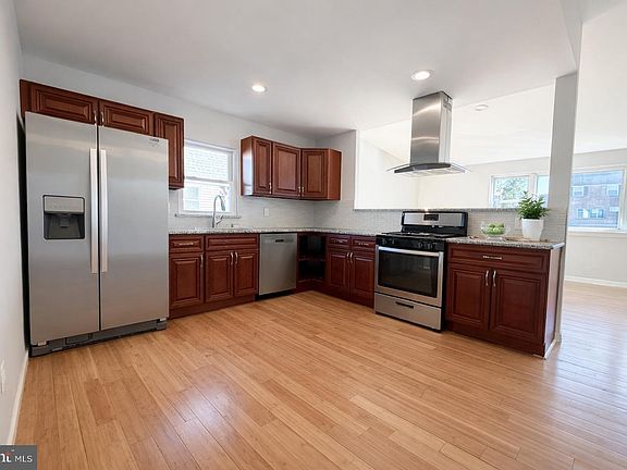 3rd image of 419 Rennard St