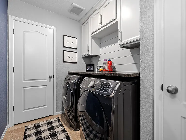 9796 Meeker St — Photo 35