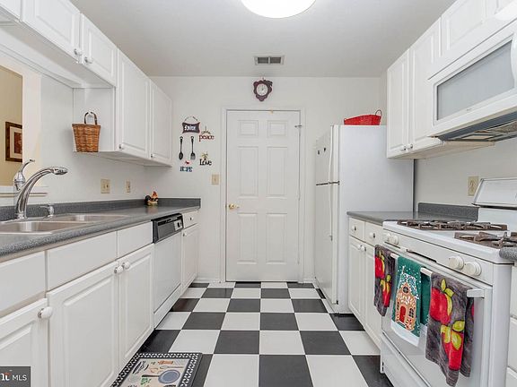5th image of 302 Canterbury Rd