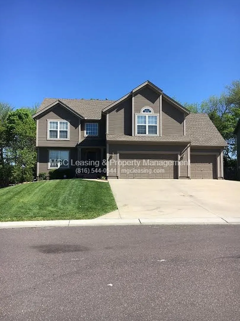 Stop scrollingyour dream home in Lee's Summit is officially here! — Photo 1