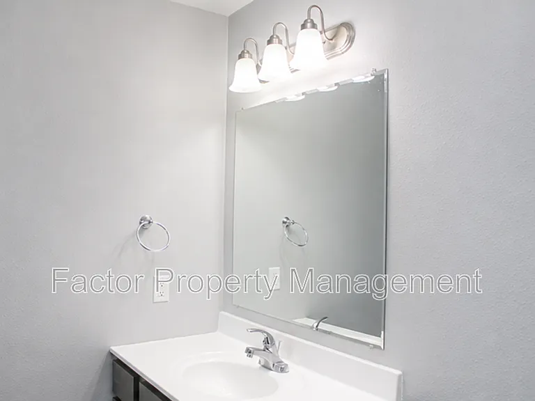 561 Elk St S — Photo 63