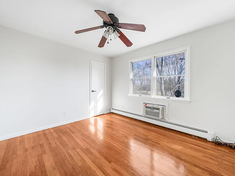 19 Grand Ave — Photo 7