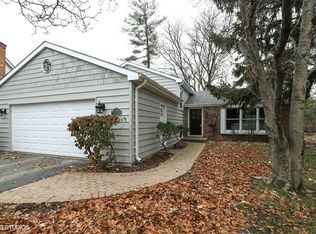 101 Indian Rd, Lake Bluff, IL 60044