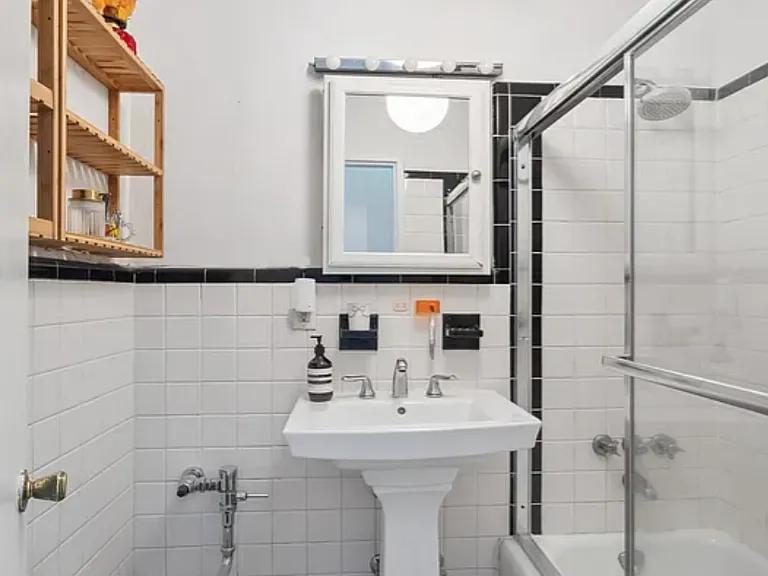 212 E 11th St #4 — Photo 6