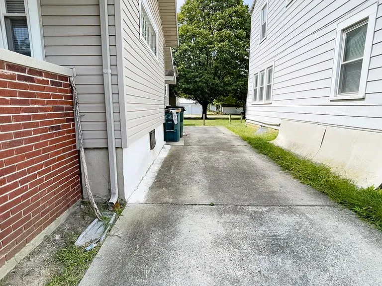 225 S College Ave — Photo 33