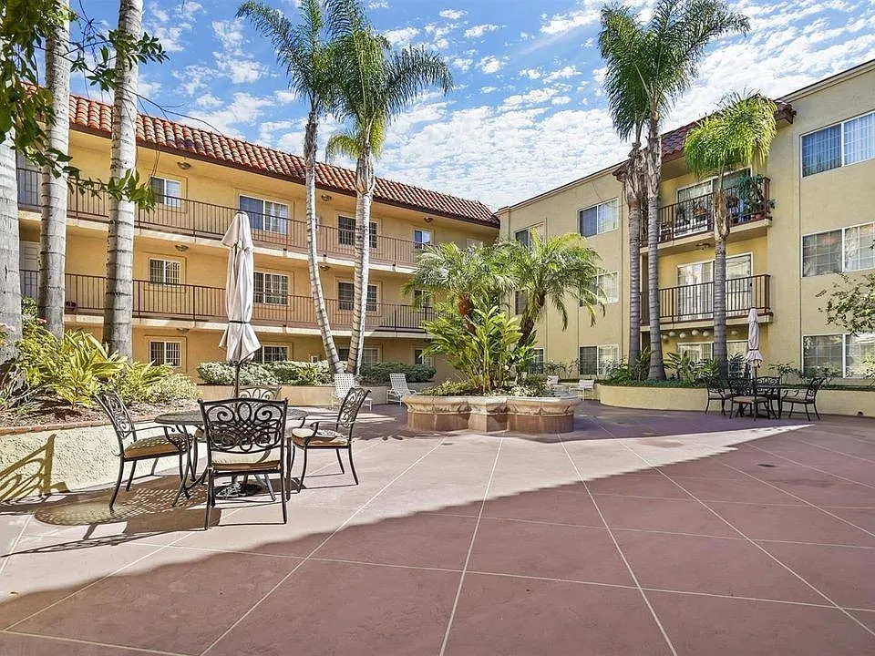 360 Hollywood Way — Photo 2