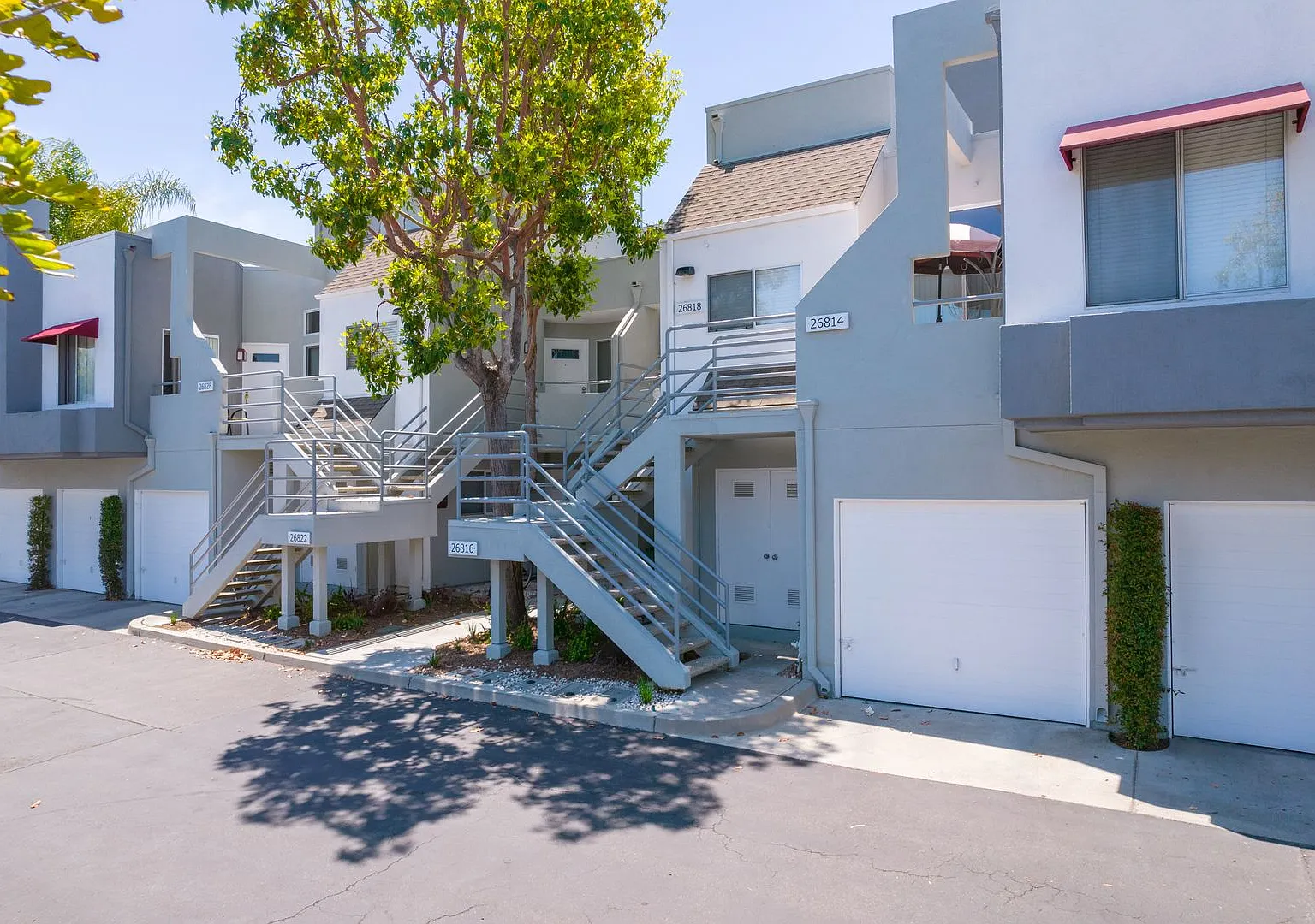 Upper Carriage Unit. 1Bed+DEN! 1 car garage. Great Location! — Photo 1
