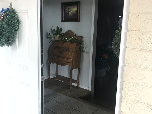 Entry leads into Sunken LR