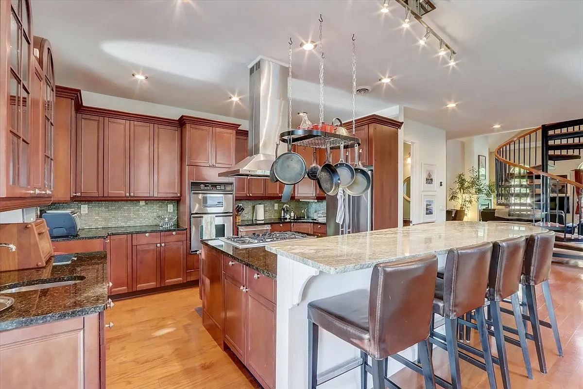 1 bed, 1.5 bath, 1800 sqft, $3,200 — Photo 4
