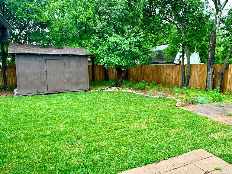 401 Rolling Hills Dr — Photo 13