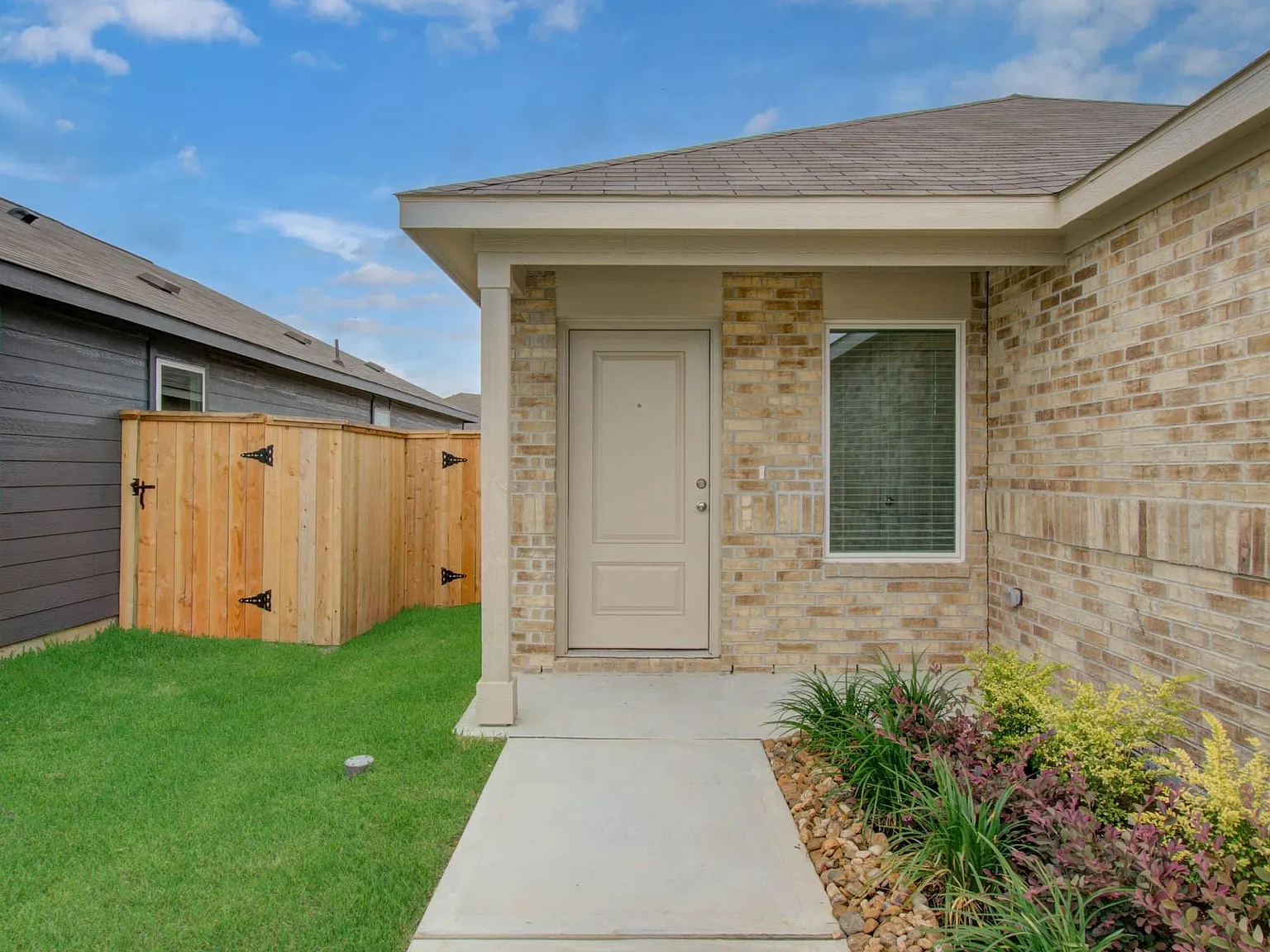 4 bed, 2.0 bath, 1656 sqft, $1,700 — Photo 2