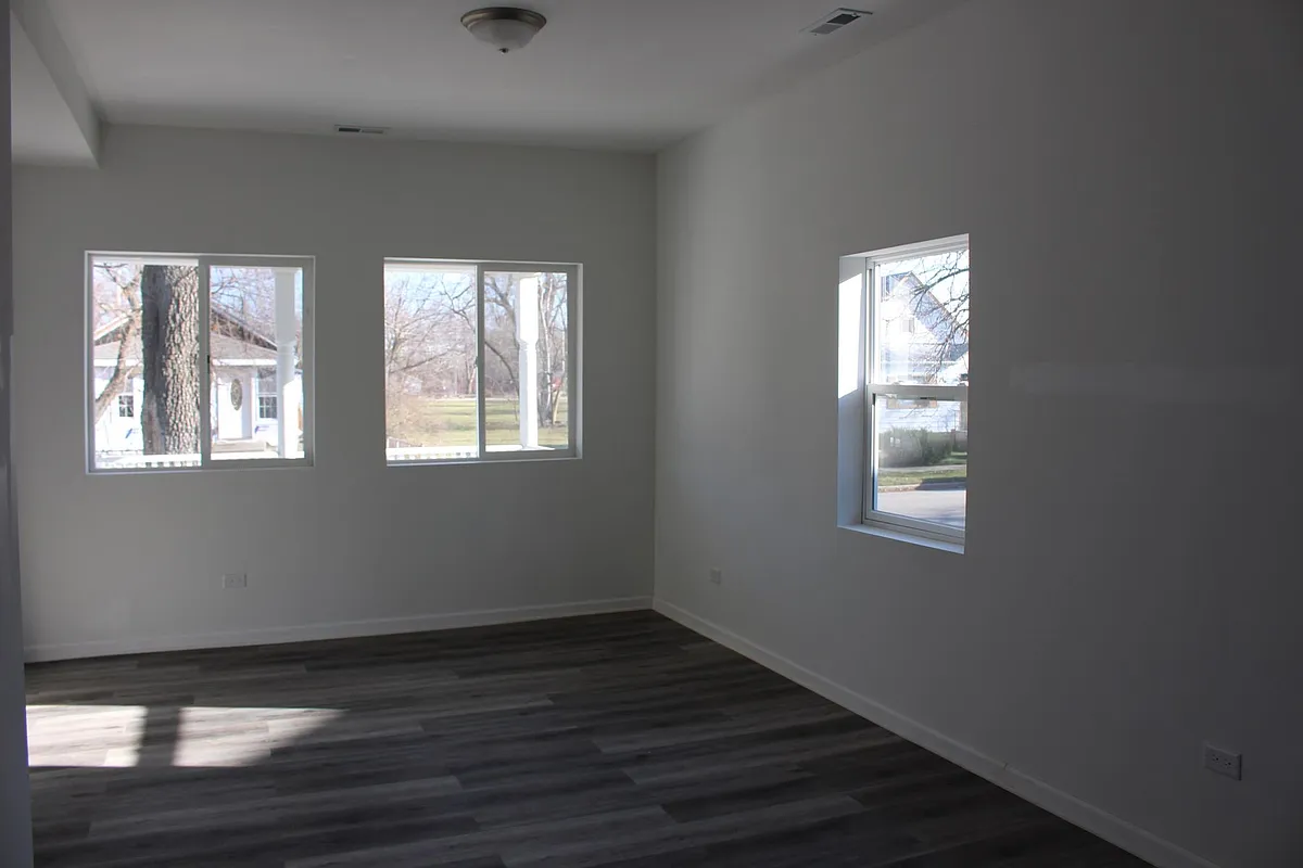 Building Photo - 207 S Ottawa St #2