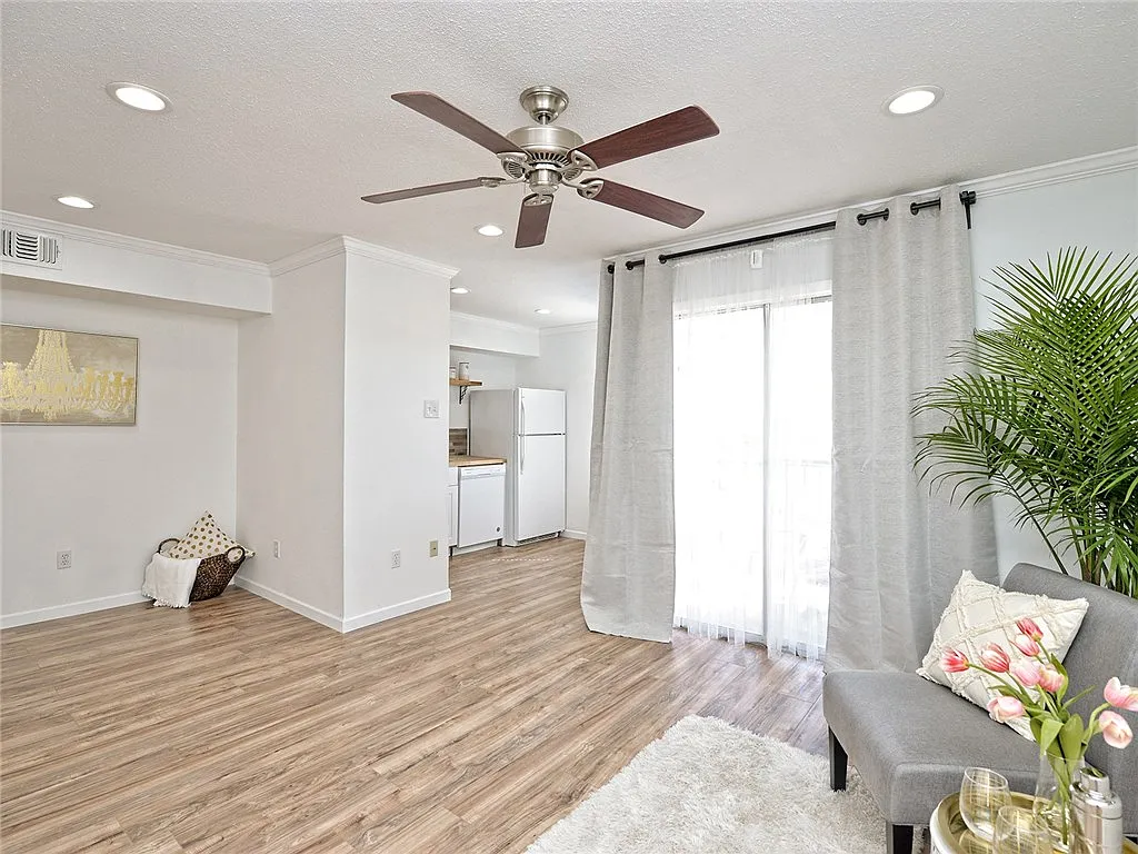 Building Photo - 1840 Burton Dr #226