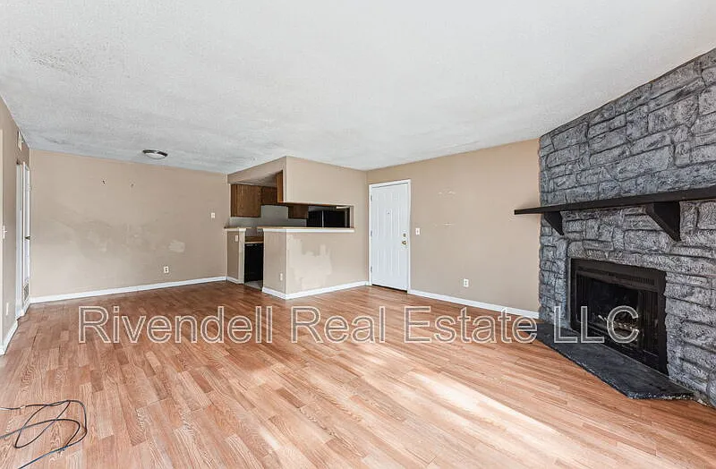 3 bed, 2.0 bath, 1177 sqft, $1,995 — Photo 3