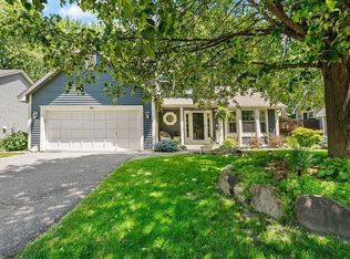 96 Castle Ridge Ct, Chanhassen, MN 55317