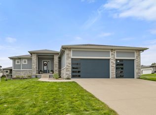 16238 Walnut Meadows Ct, Urbandale, IA 50323