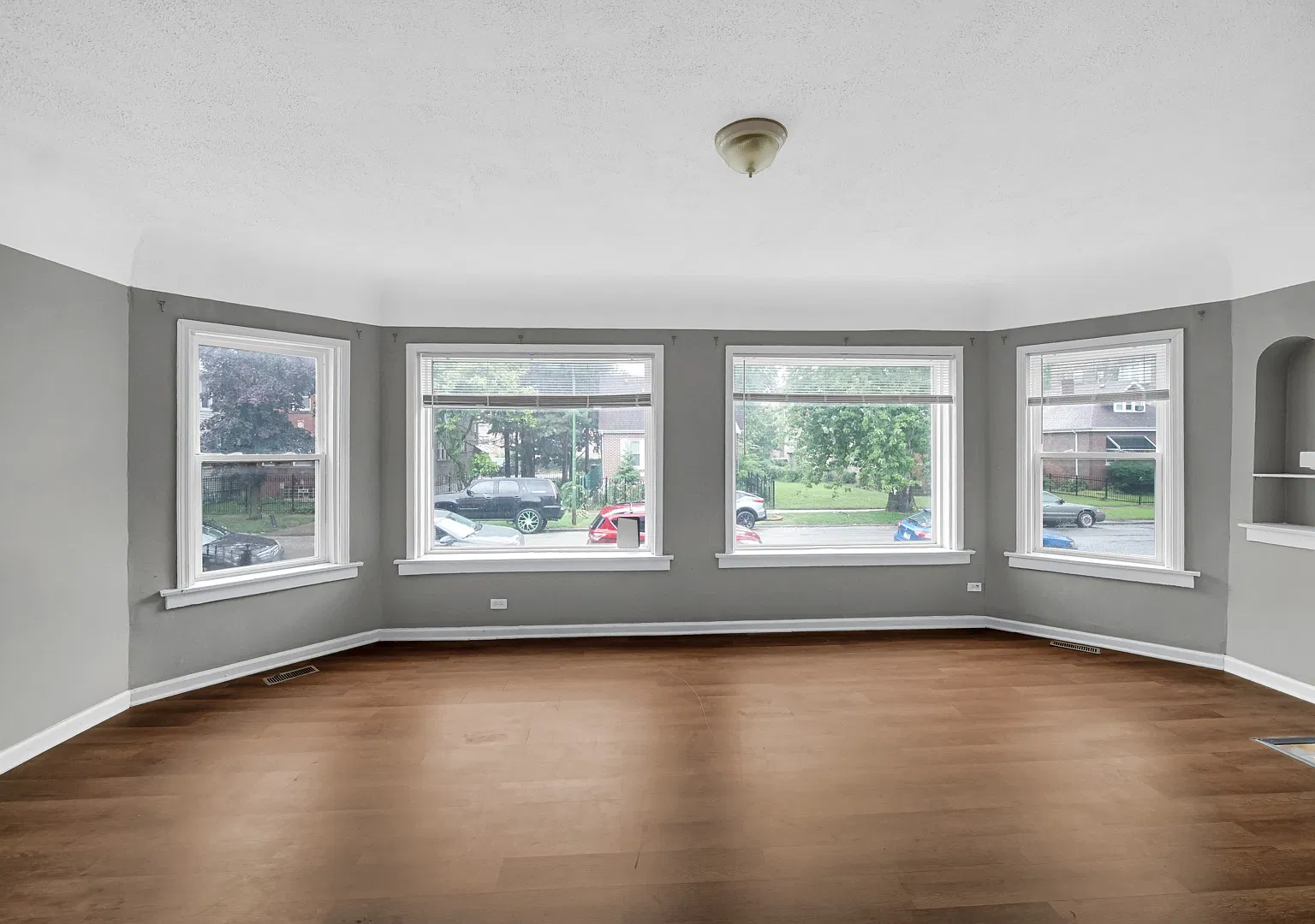 3 bed, 1350 sqft, $1,800 — Photo 2