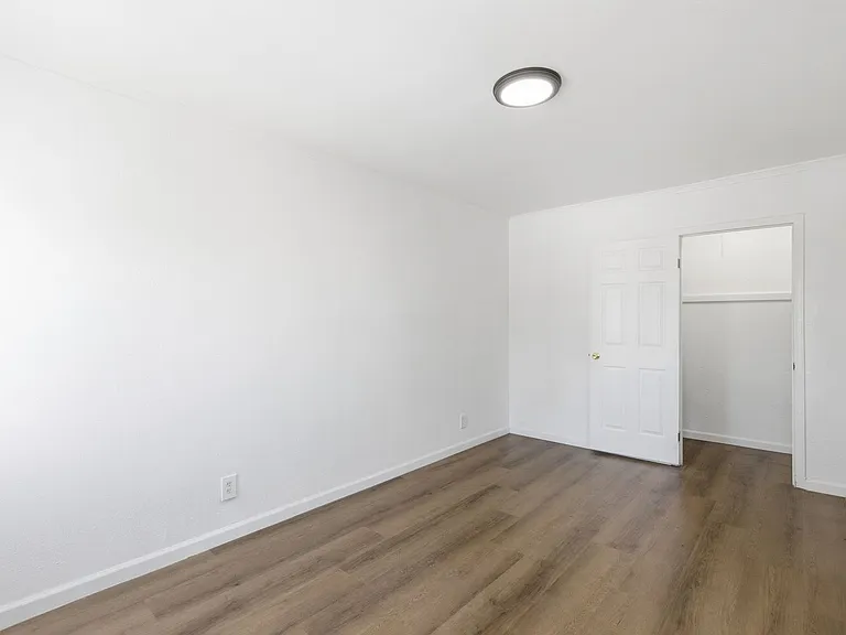 11901 S San Pedro St — Photo 4