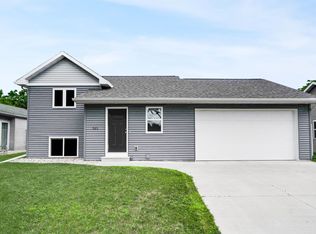 521 Oakridge Ln, New London, WI 54961