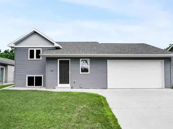 521 Oakridge Ln, New London, WI 54961