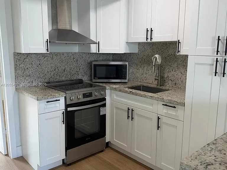 101 SE 4th Ave #6 — Photo 1