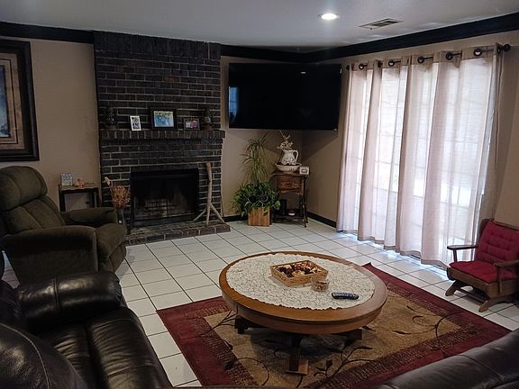 Living rm / fireplace