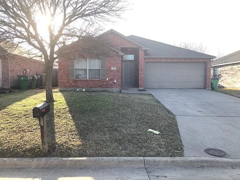 416 Joyce Way — Photo 2