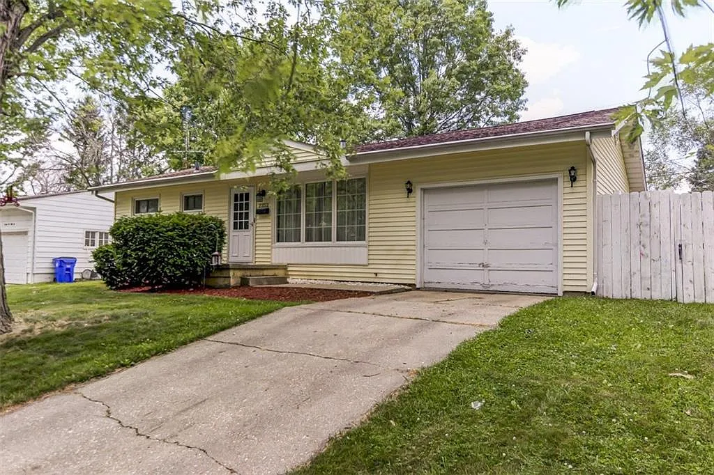 2252 Yorkshire Dr photo 1