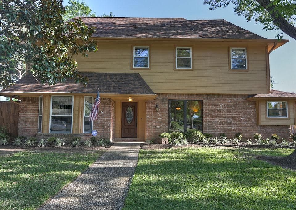 15702 HEATHERDALE DR - A lovely 3014 sf Kustom Kastle Built Home in Brook Forest. Featuring 4 Bedroo