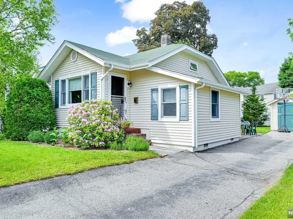 71 Mandeville St, Pompton Lakes, NJ 07442