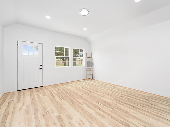 4th image of 1015 N Plum St