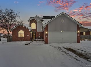 31197 Jaguar Dr, New Baltimore, MI 48047