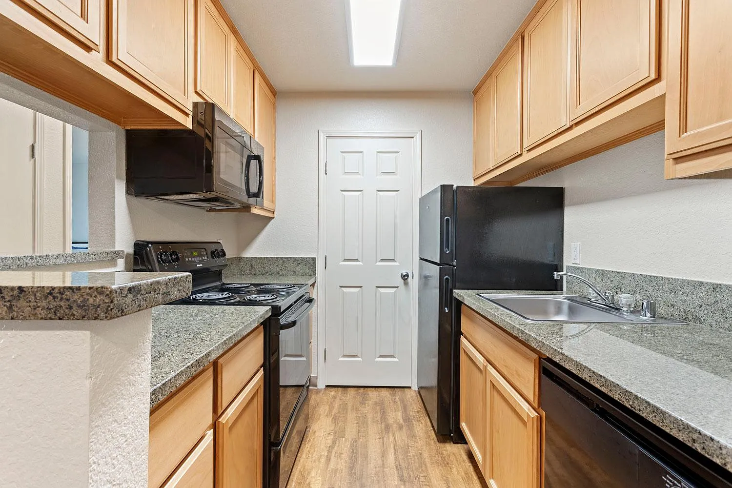 Live Oak Apartments — Photo 4