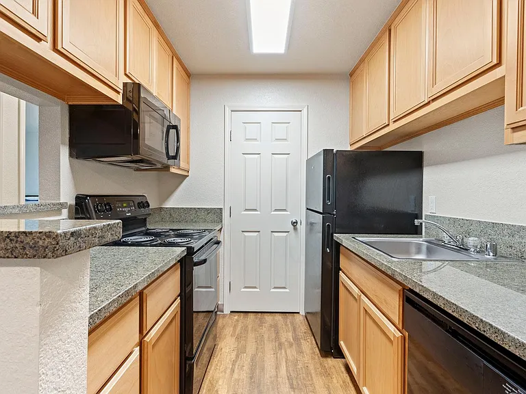 Live Oak Apartments — Photo 5