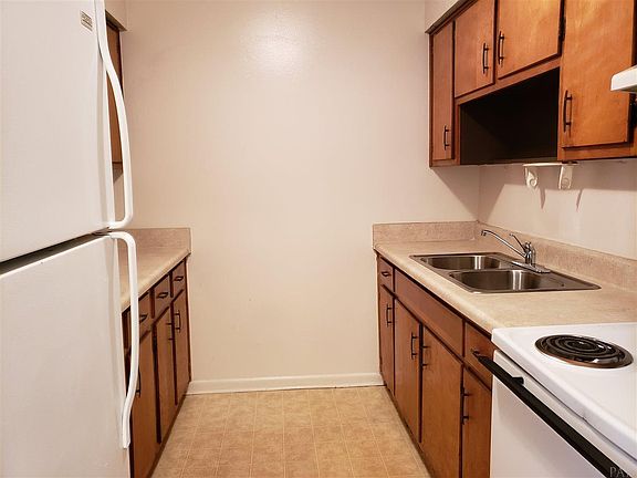 4th image of 222 W Belmont St APT 110