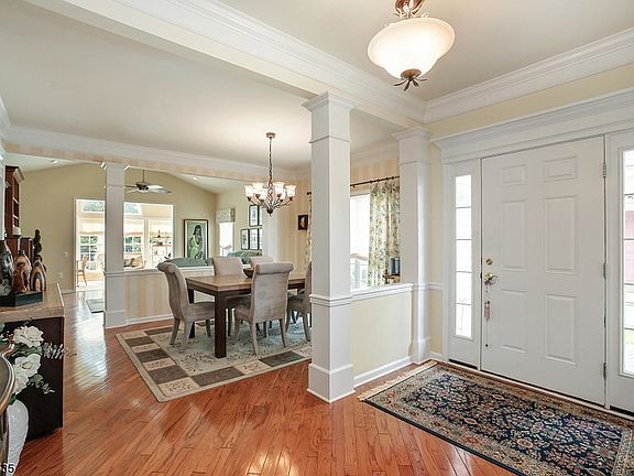 4th image of 274 Longwood Ln